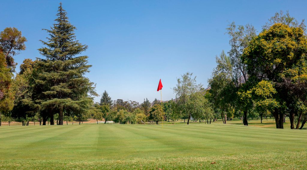 Trabajos de mantención en cancha de golf
